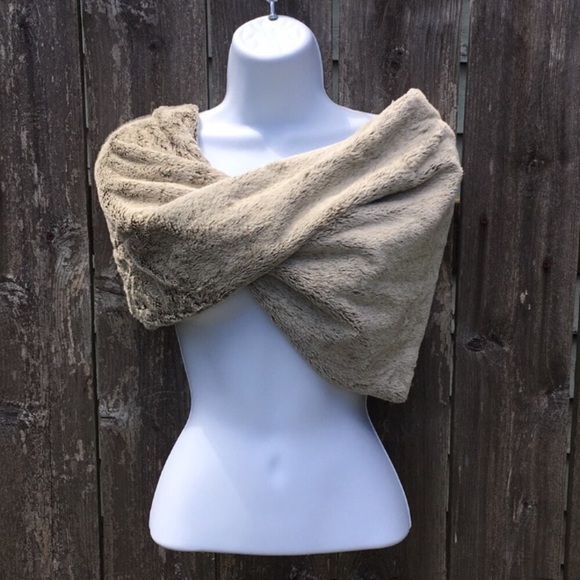 Faux fur shawl / shrug cream, ivory & gray colors - Picture 3 of 3